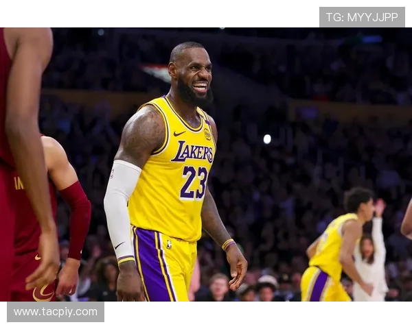 湖人队三巨头状态回升 詹姆斯安东尼戴维斯携手领衔争冠大计