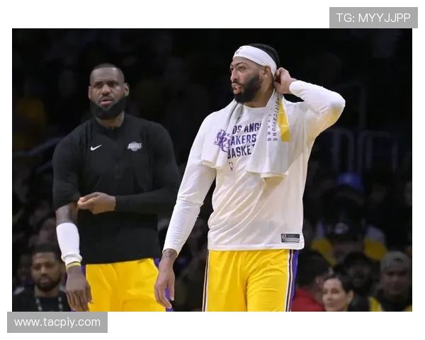 詹姆斯领衔湖人关键连胜西部格局再起波澜引发热议季后赛前景备受关注